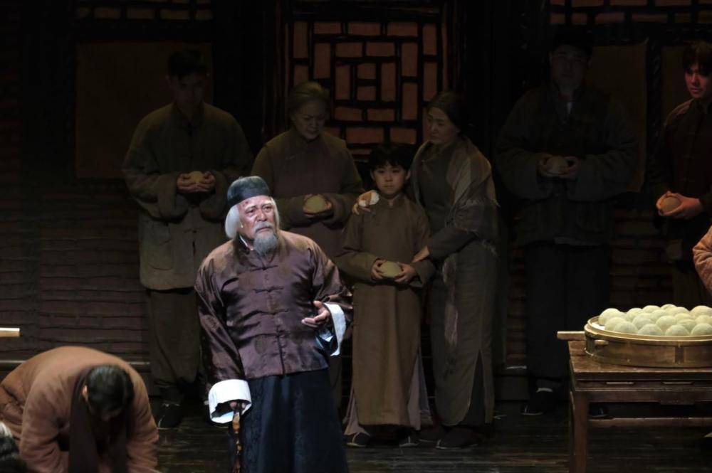 一年延期三次,国家话剧院《四世同堂》来沪,观众:舍不得退票,不见不散