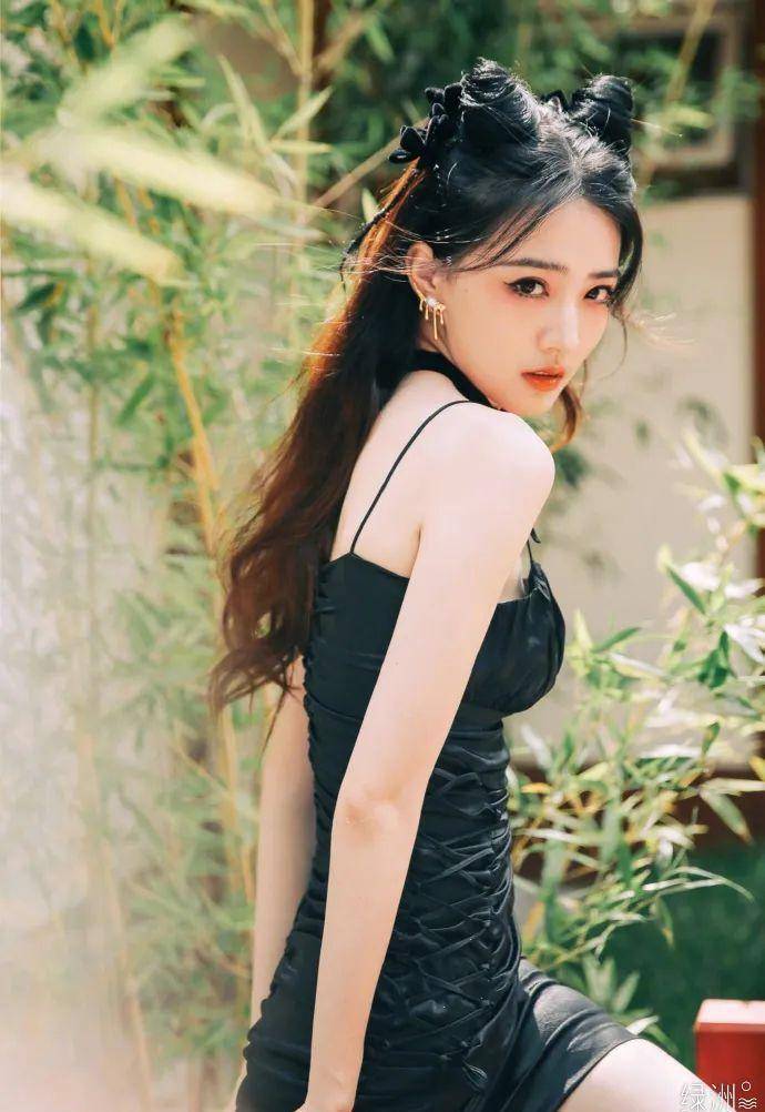 美女徐璐紧身皮衣变暗黑萝莉!