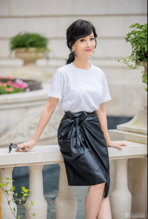 皮夹克搭配小黑裙雨中漫步,50岁女人可以学学_皮质_身材_女性