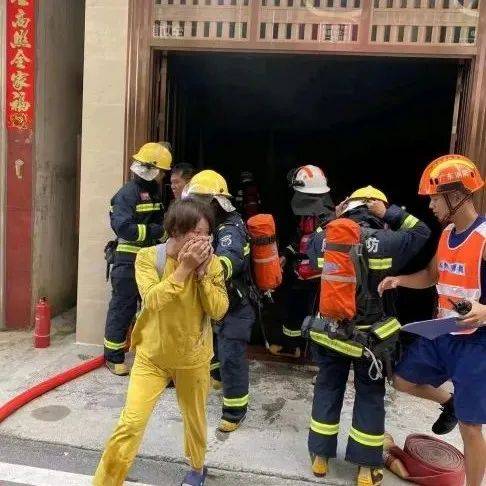 化州一居民楼失火,消防成功解救三人_救援_进行_人员