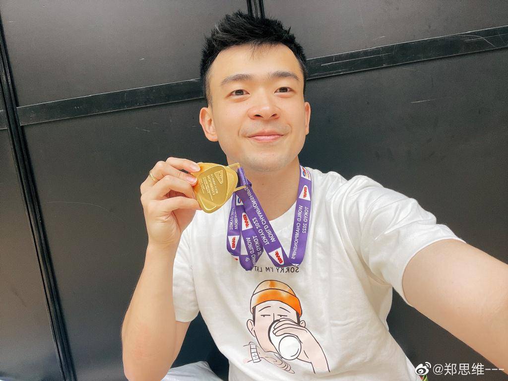 国羽世界冠军晒儿子萌照,年仅25岁就事业家庭双丰收_郑思维_黄雅琼