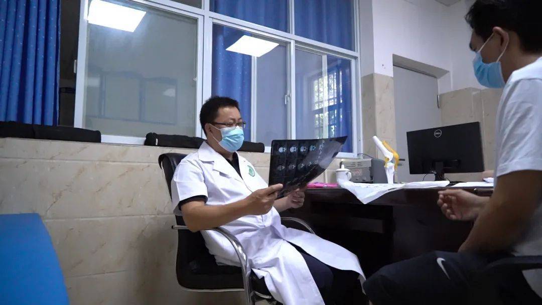 从事骨科专业至今,余林薪已经当了21年的骨科医生.