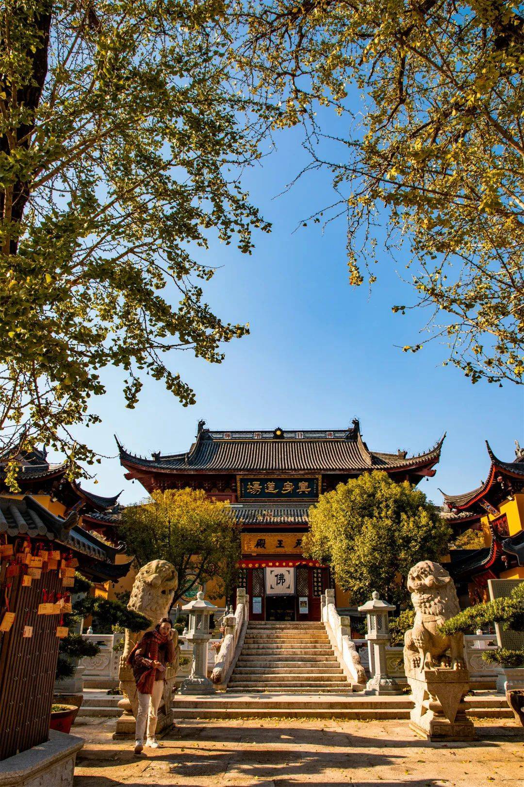 浙北佛国法华寺伫立于南太湖主峰弁山东麓,又名"白雀寺",是为湖州四大