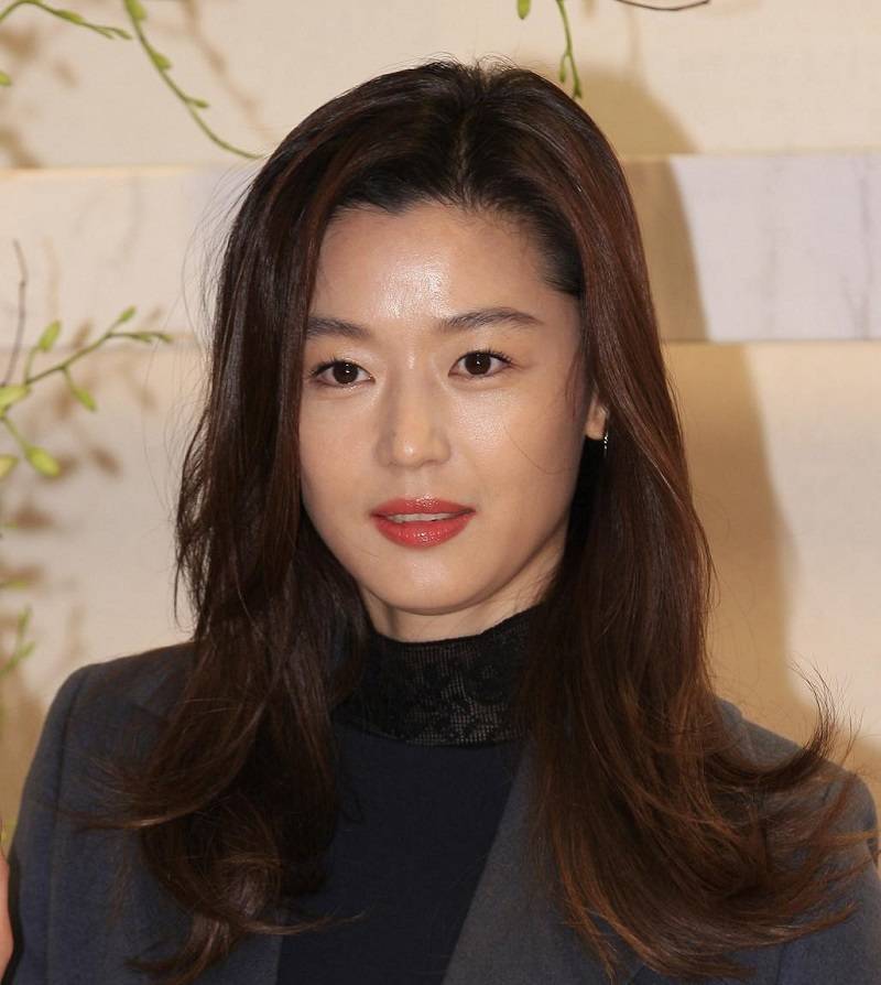 2,眉毛画粗一点全智贤今年已经37岁了,皮肤也会和绝大部分女人一样