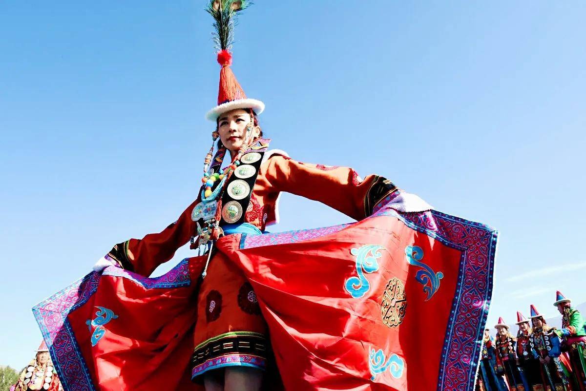 奔流·非遗」甘肃肃北蒙古族服饰丨雪山下,衣锦绣_文化_袍子_少数民族