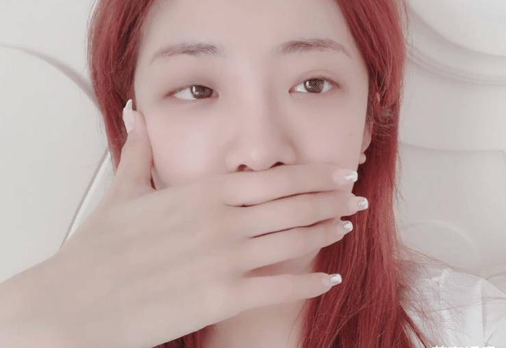 喻言发拔牙vlog,一睡醒就拿起镜头怼脸拍,瞧见她素颜:认真的?