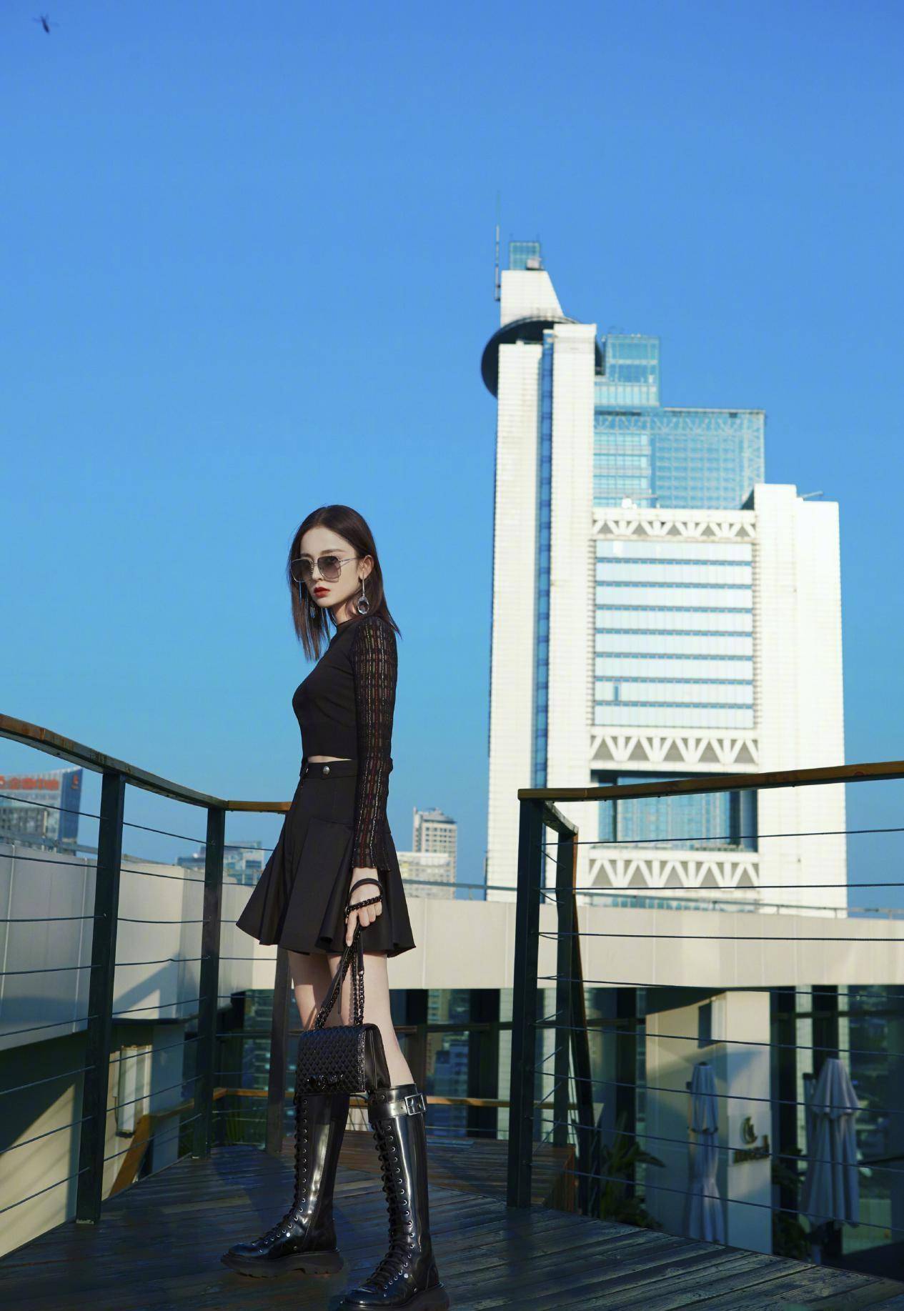 古力娜扎"男人装",时尚穿搭秀"凹凸",火辣身材挡不住_诱惑力_大衣