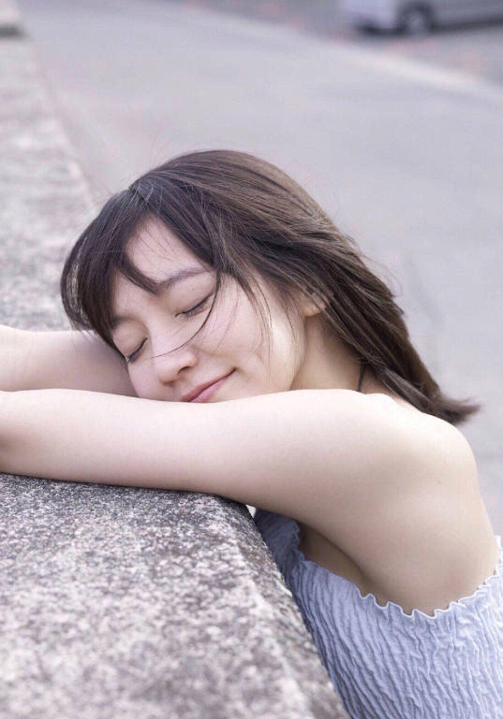 国外当红女星吉冈里帆,天使脸蛋魔鬼身材,衣品更是让人心动_连衣裙