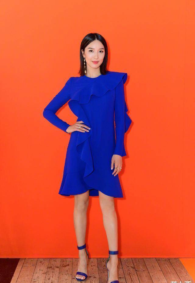 换了风格的李亚男,穿西装配紧身牛仔裤,让超模的她美得如此出众_卫衣