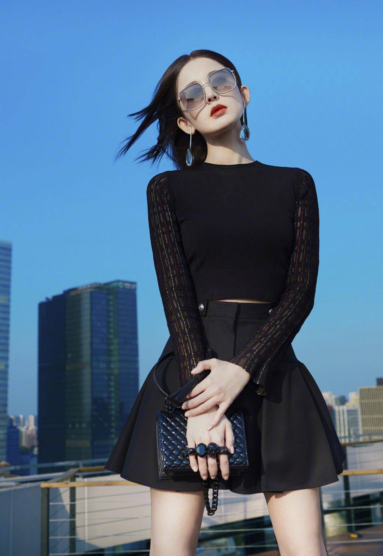 古力娜扎"男人装",时尚穿搭秀"凹凸",火辣身材挡不住_诱惑力_大衣