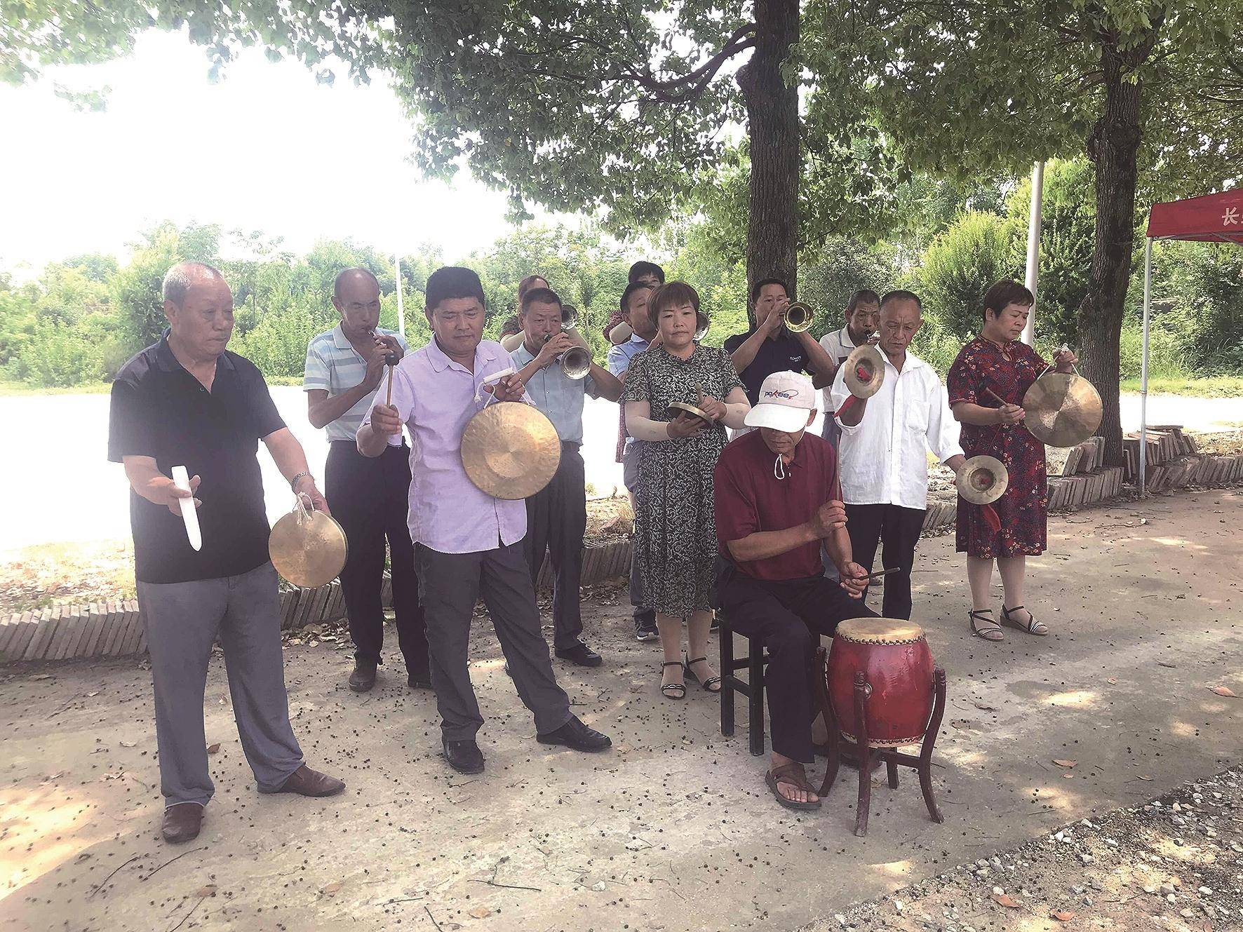 新洲牌子锣鼓从宫廷流传到民间,靠的是口传心授 在田间地头奏响“东方交响乐”_乐器_演出_黄三龙