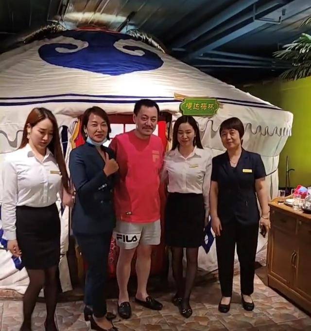 52岁雪村罕曝近况,搂女性拍照心情好,曾传分手1天娶小13岁娇妻_余晴