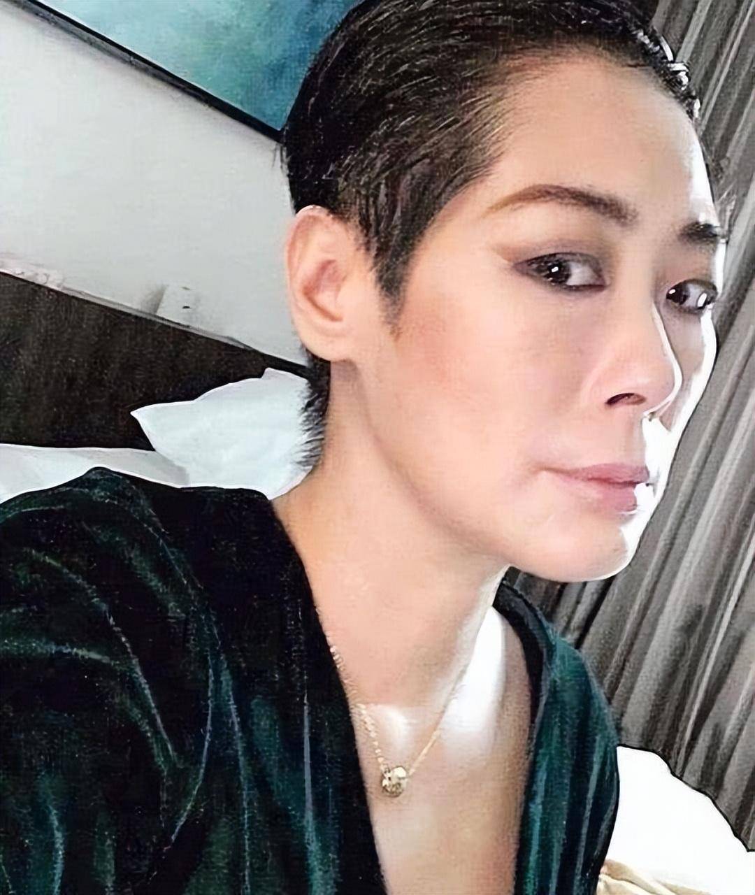 歌手关淑仪:未婚生子,与小23岁主播恋爱,56岁和儿子