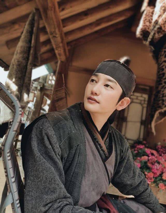 朴施厚新剧创高分,42岁仍保持鲜肉颜值,女主曾和梅根演同一角色