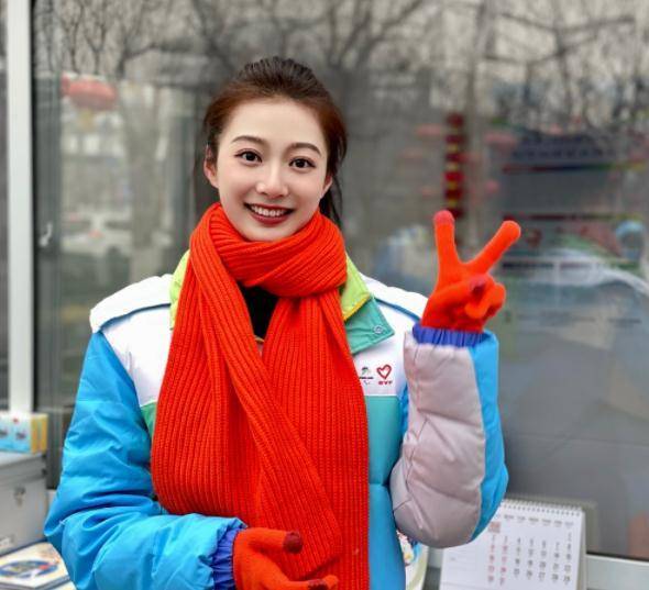 "国民闺女"冯琳,从领诵员到卫视舞台主持人,她的进步肉眼可见_发展