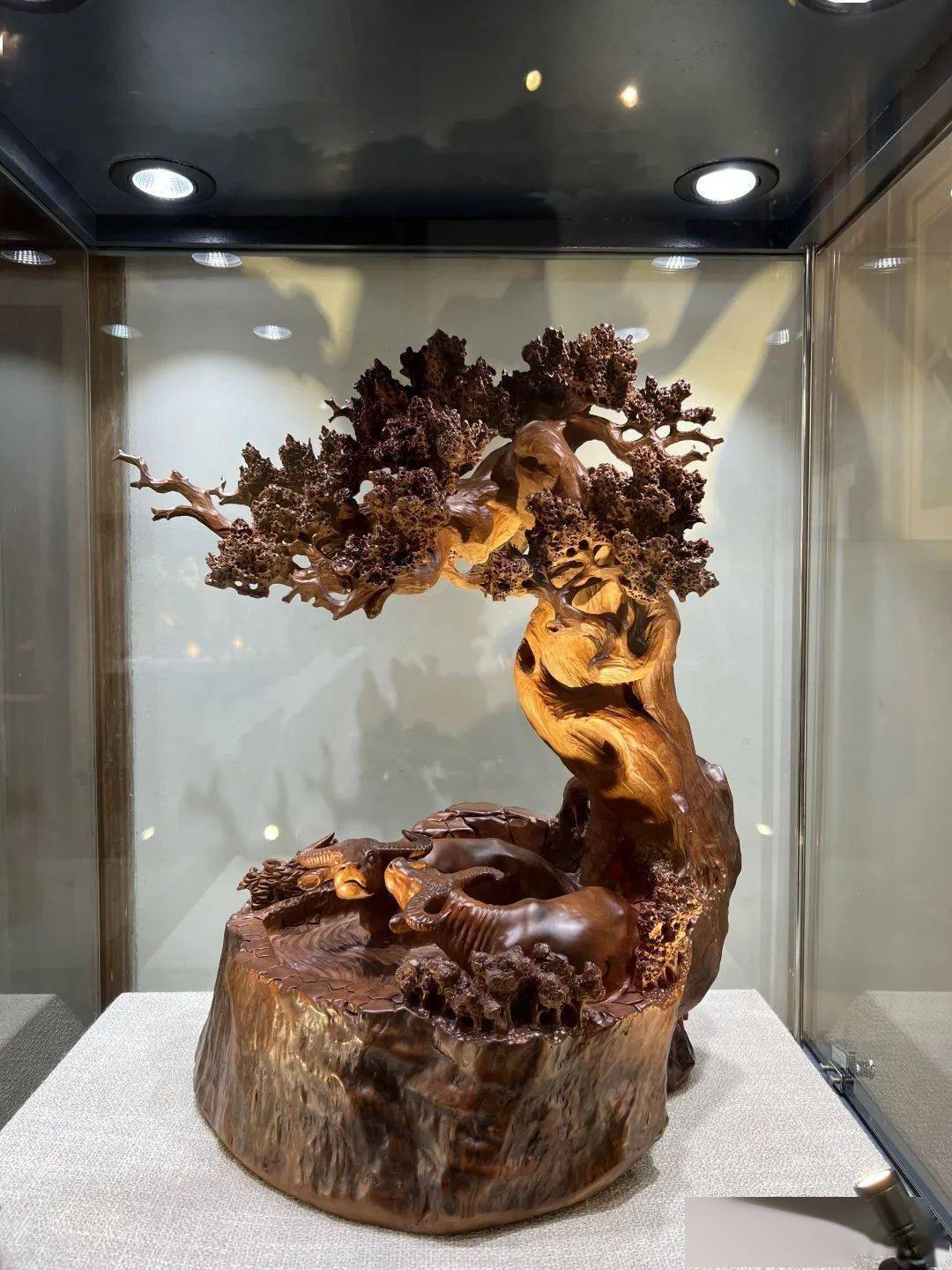 福建"文艺两新"木雕作品展举行_中国民协_艺术界_专业