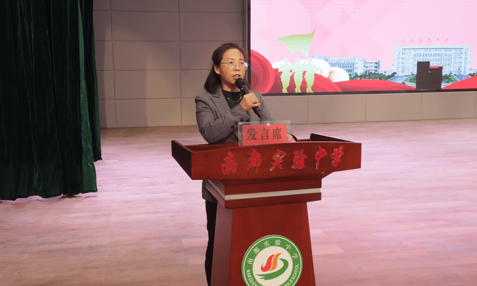 鸭河工区南都实验中学初中部举行军训结营仪式