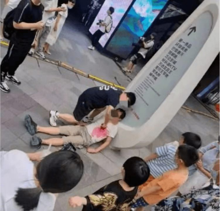 舆情关注:上海男子“被捅”系在玩角色扮演_上海男子当街被“捅”?系角色扮演_进行_活动