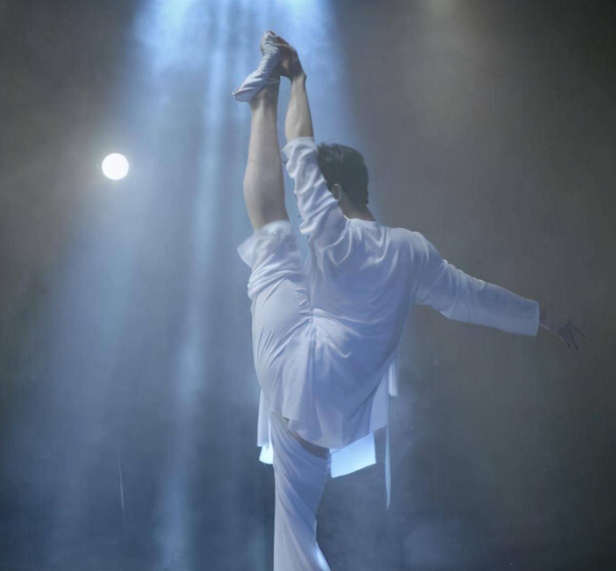 杨洋,曾和刘迦并称"军艺双子星",他的实力是练出来的_孩子_舞蹈_妈妈