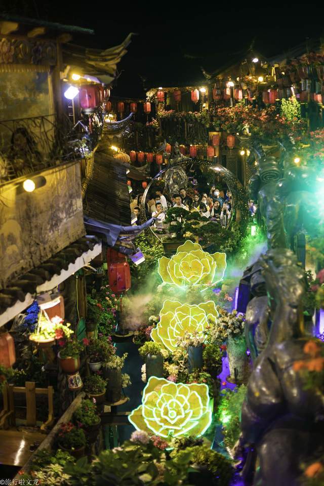 丽江古城的夜色，是云南旅游必体验的精彩，灯光鲜花和酒吧