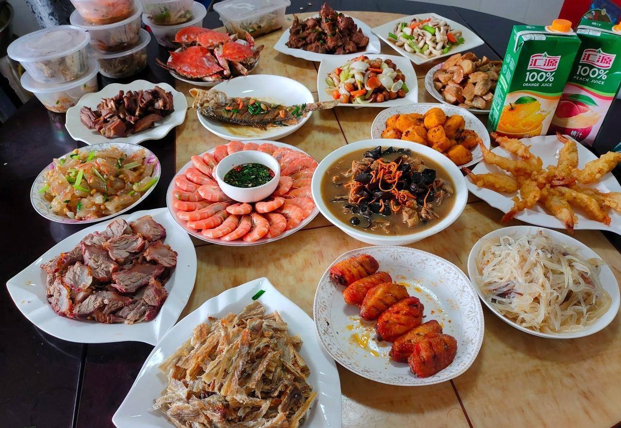 对于老百姓来说,中秋节是一个团圆的日子,准备一桌丰盛的饭菜,鸡鸭