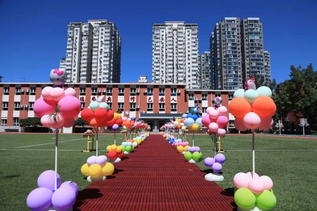 为了迎接小萌娃们,校园环境布置一新,整座校园都焕发着蓬勃的生机.