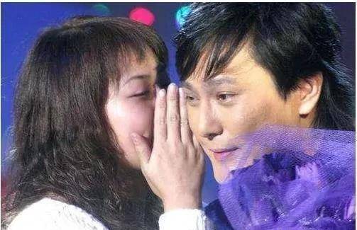 1993年,张信哲在香港宣传的时候,有一位深爱他的女歌迷"朱小妹"一连五