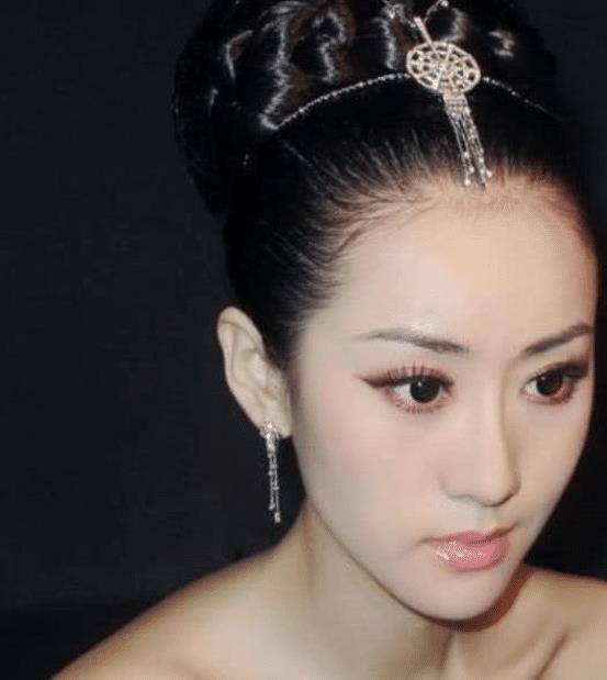 圈也演过不少的电视剧,比如像《红楼梦》,《玉蜻蜓》,《画中情》等