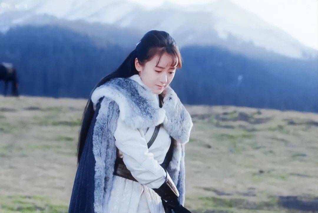 再看《将夜》中的莫山山行礼,每次都让人以为她要拔剑与人一决高下了!