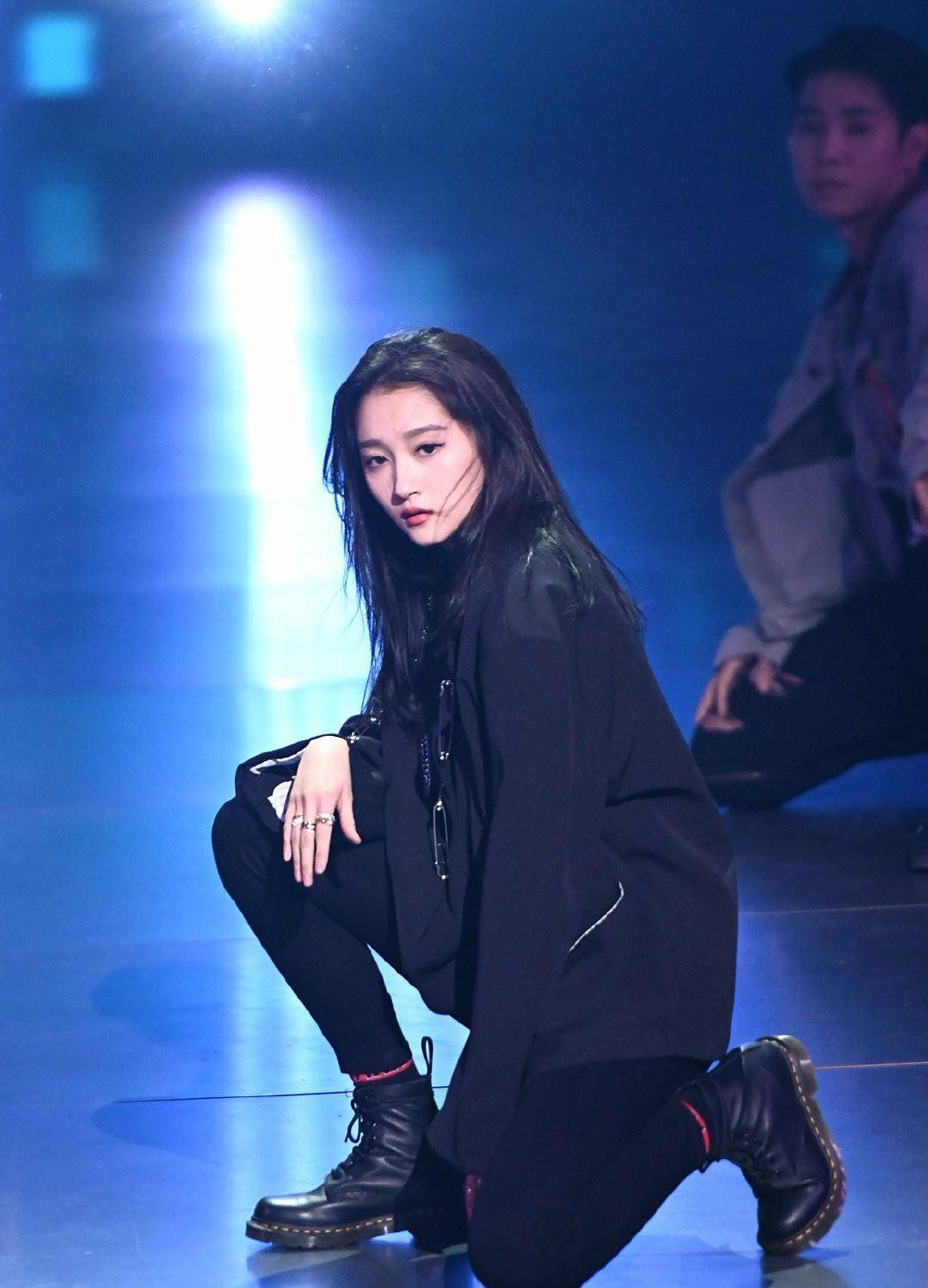 综艺《王牌对王牌》中颜值担当关晓彤的造型大赏,快来康康_xinxin