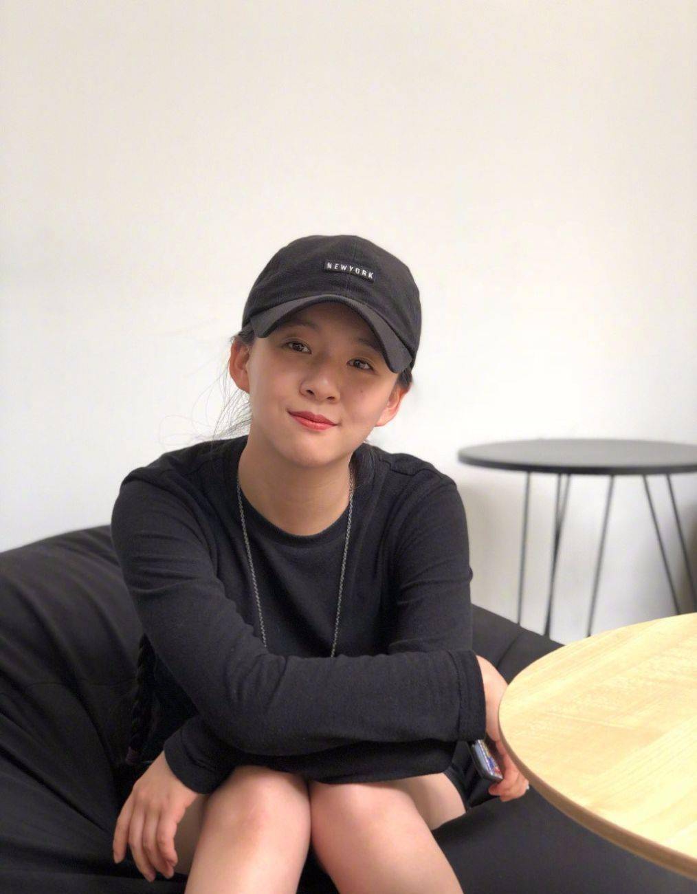 21岁小彩旗晒照真实,脸油腻的发光,离开杨丽萍没了灵气!