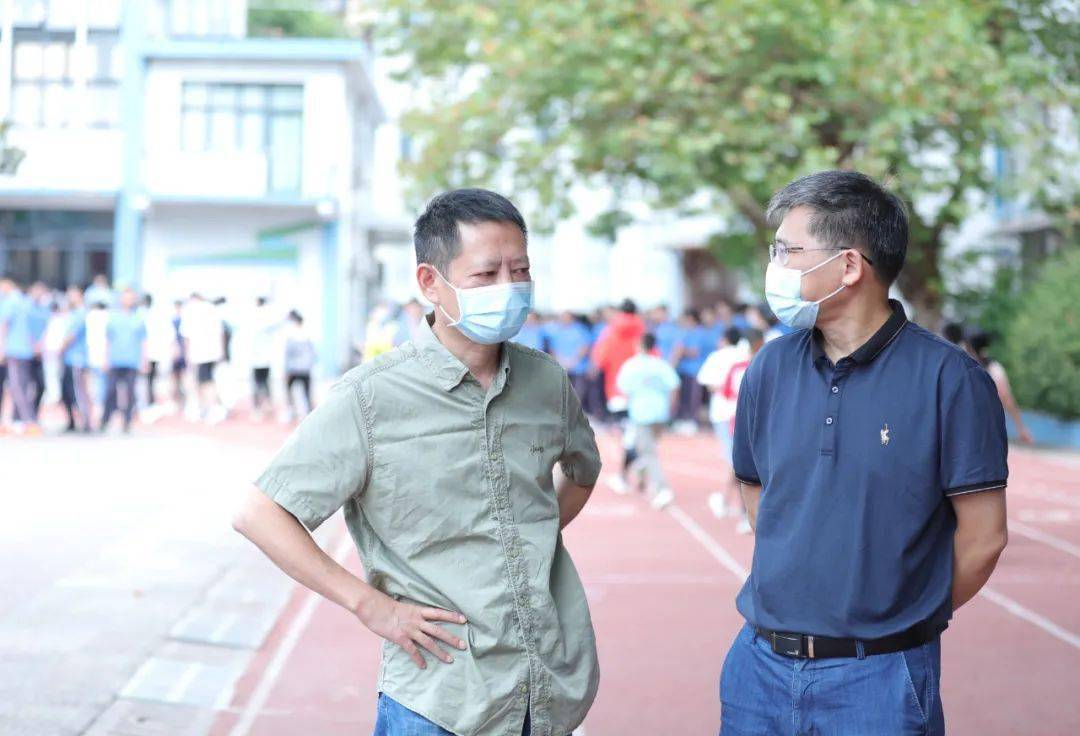 9月1日,荷塘区人民政府副区长罗曼一行来到学校检查开学工作,区教育局