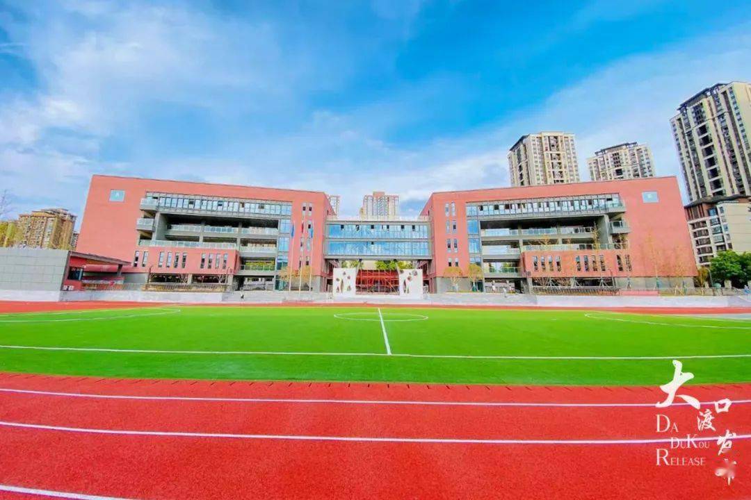 据了解,大渡口区育才小学(红旭校区)位于双山路,占地面积27.