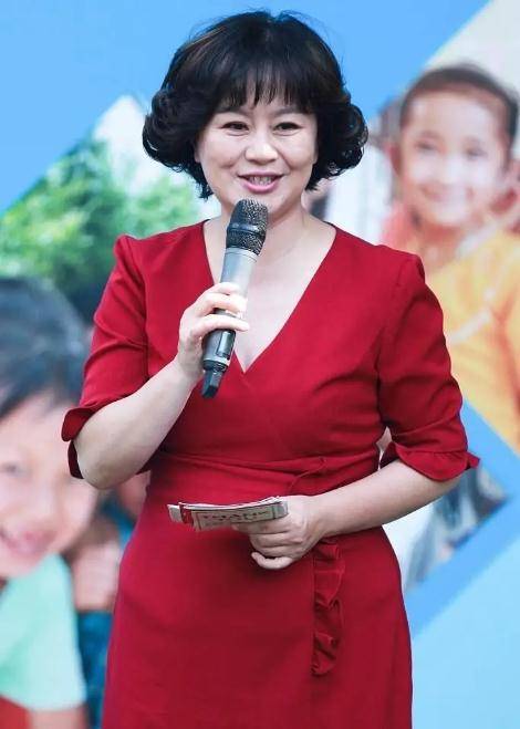 鞠萍终于难逃中年发福,穿蓝色连衣裙配翻花短发,满满的大妈感_版型