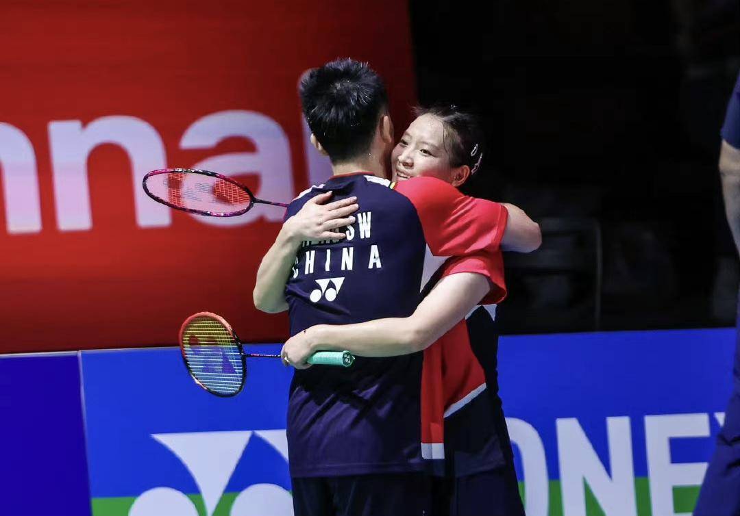 首轮争夺,郑思维和黄雅琼,王懿律和黄东萍均顺利过关,另一对国羽混双