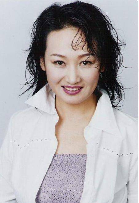离婚后,腾格尔找到了自己新的爱情,与一个名叫珠拉的女子结婚了,现在