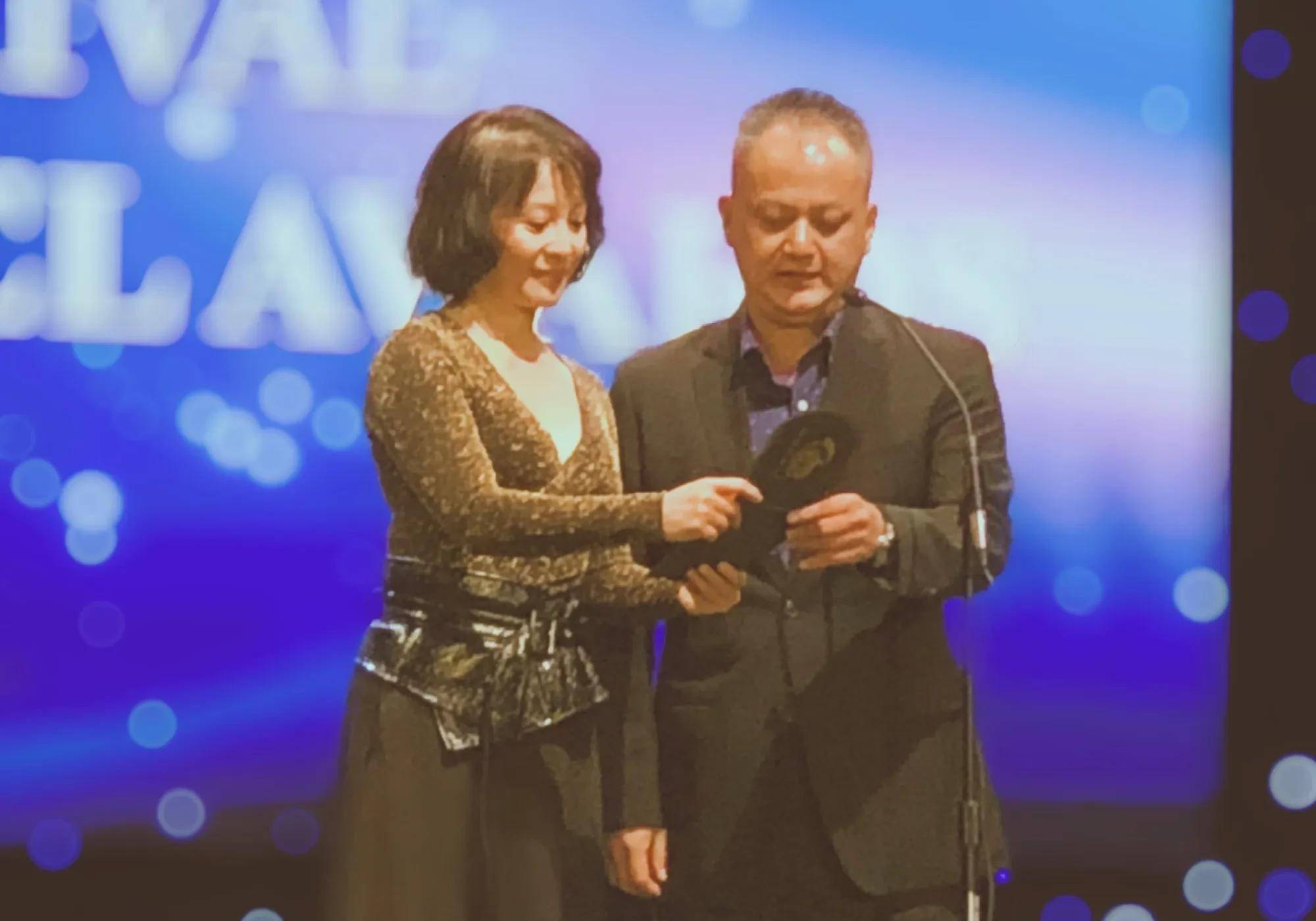 女儿长大了,老公姜凯阳的事业越来越好,中年的徐露五官依然清秀,身材