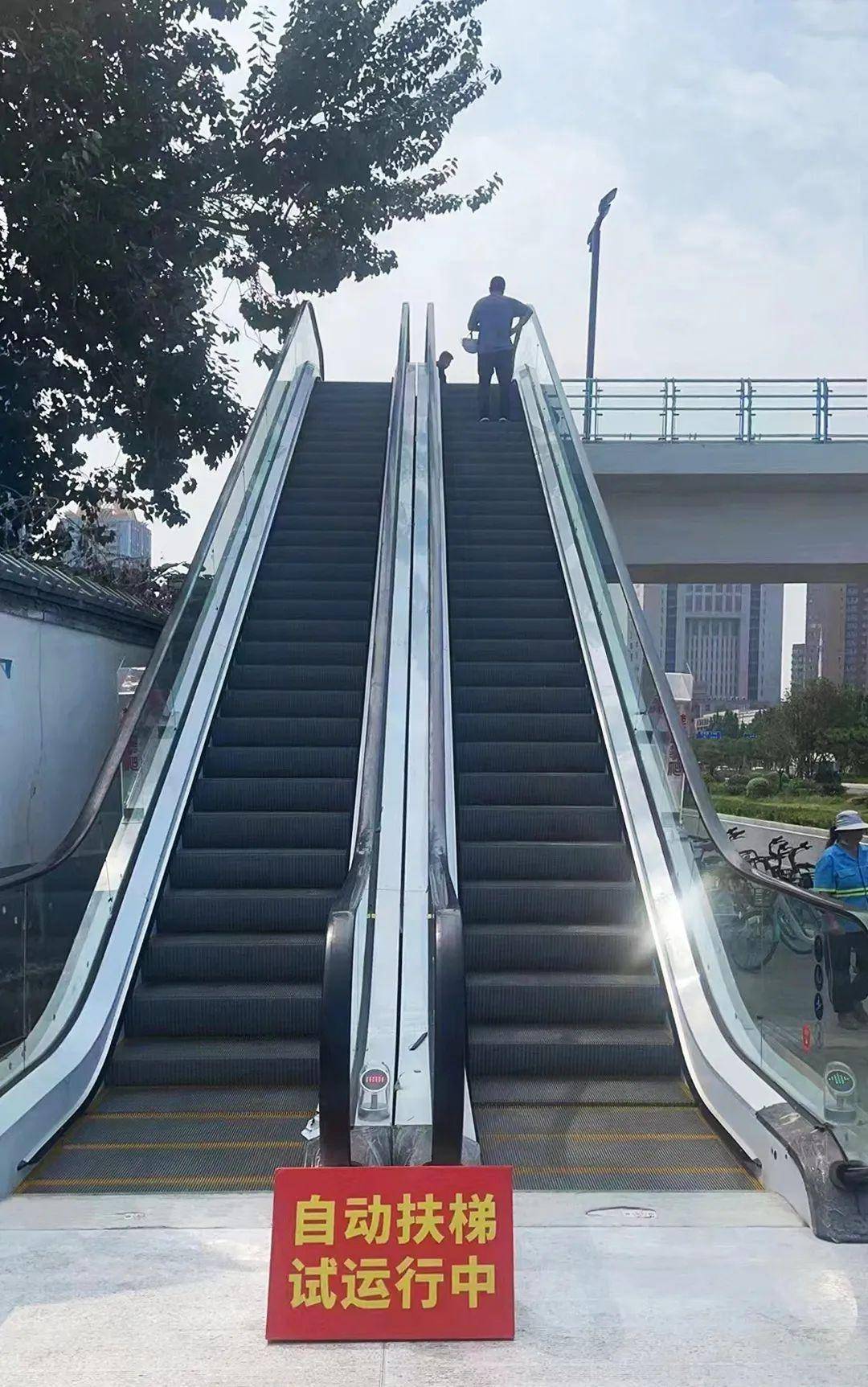 郑州火车站西广场地下通道,人行天桥10台公交型扶梯整梯换新_梅轮