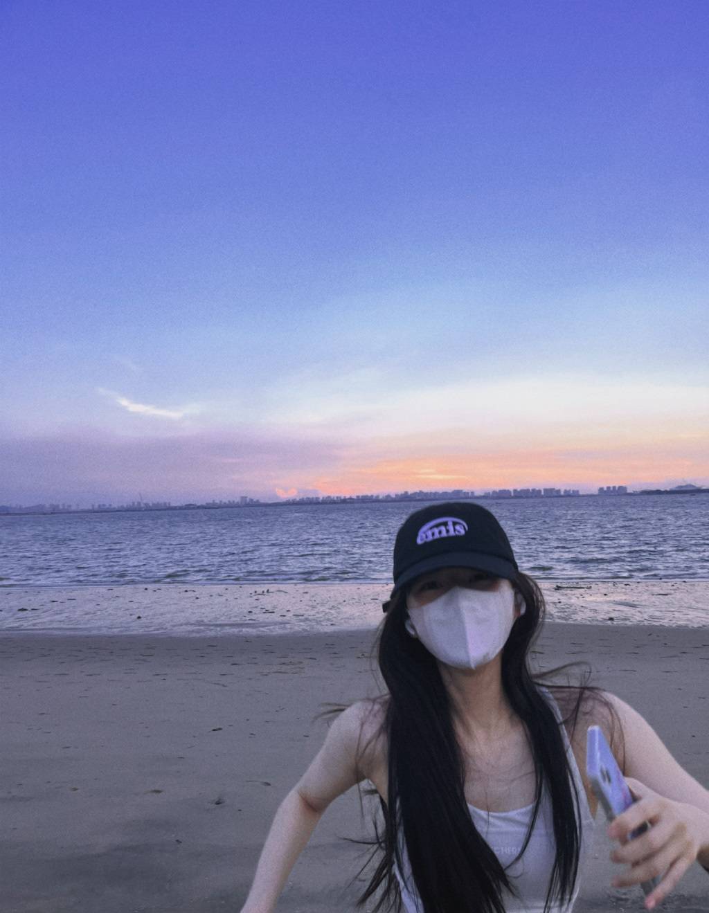 赵露思晒海边游玩照,穿运动背心大秀火辣身材,最后不忘自拍搞怪_紫色