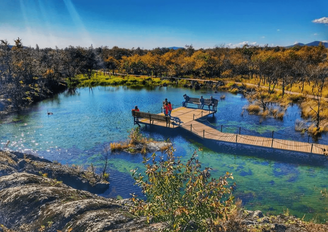 刚从地下打上来的矿泉水碳酸气足对多种疾病都有良好的疗效被列为"