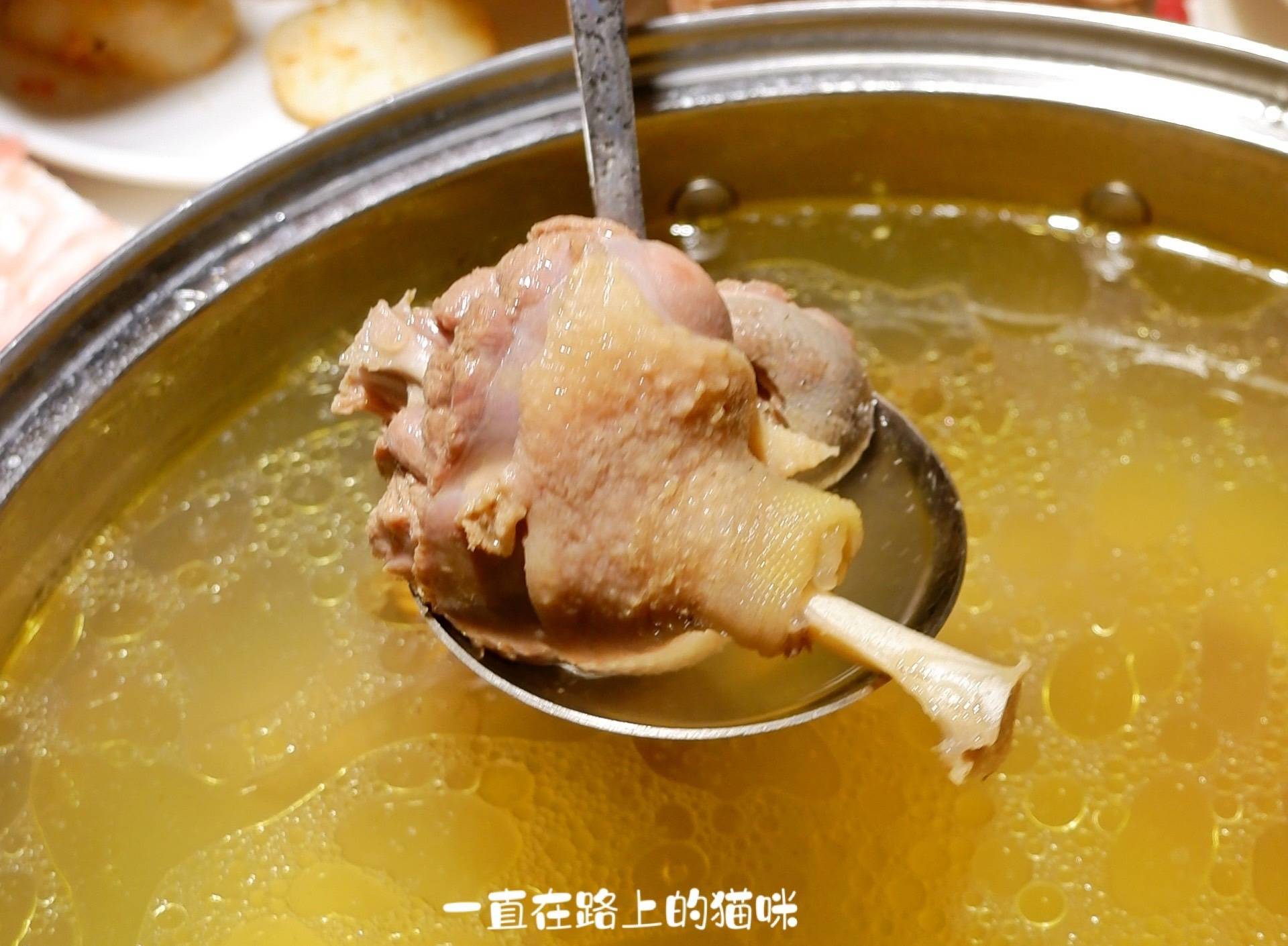 客家草根汤做锅底涮牛肉,配上客家米酒,一周来吃三次都不嫌多!
