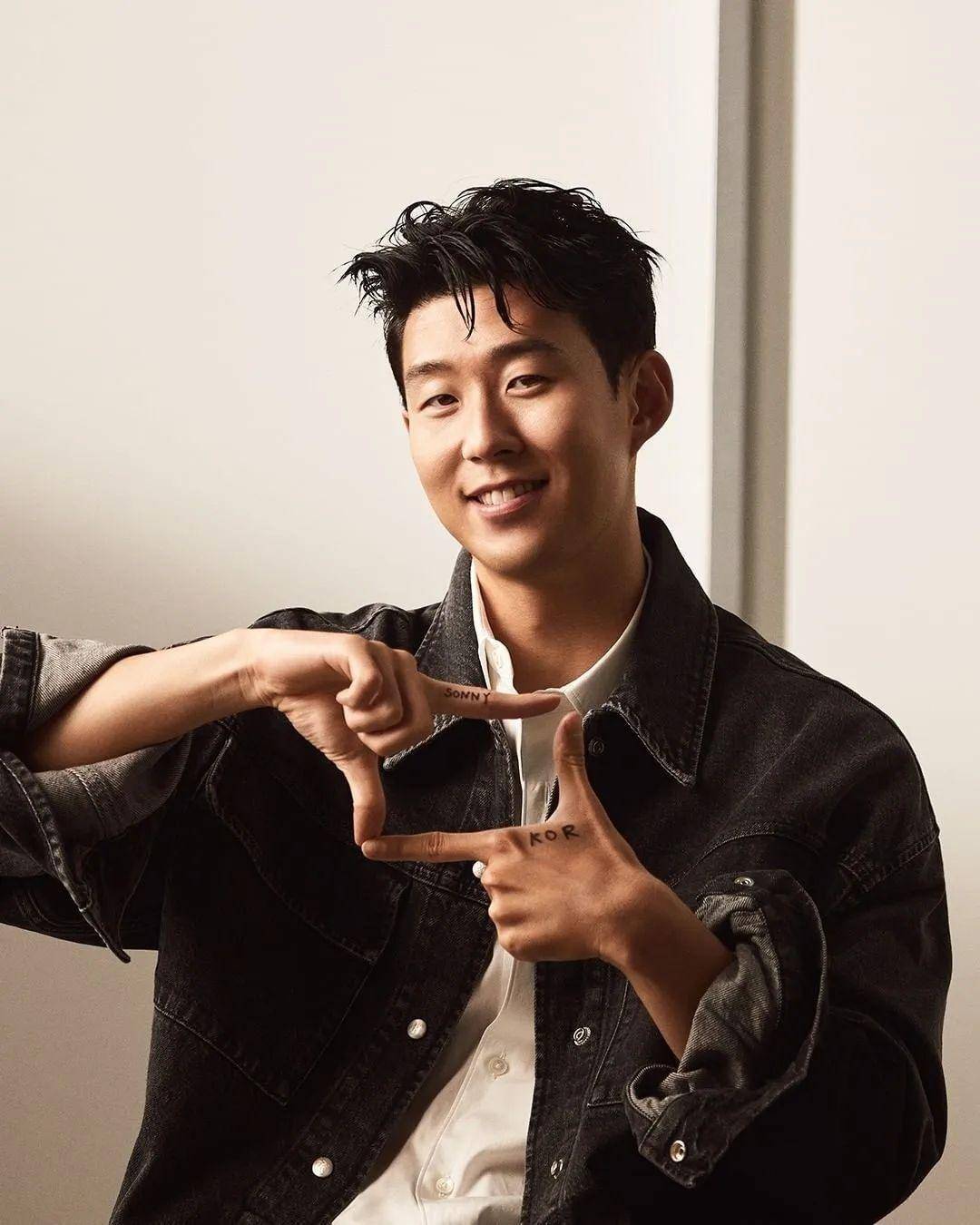 klein)近日发布了代言人孙兴慜的最新组图,大秀性感结实的身材