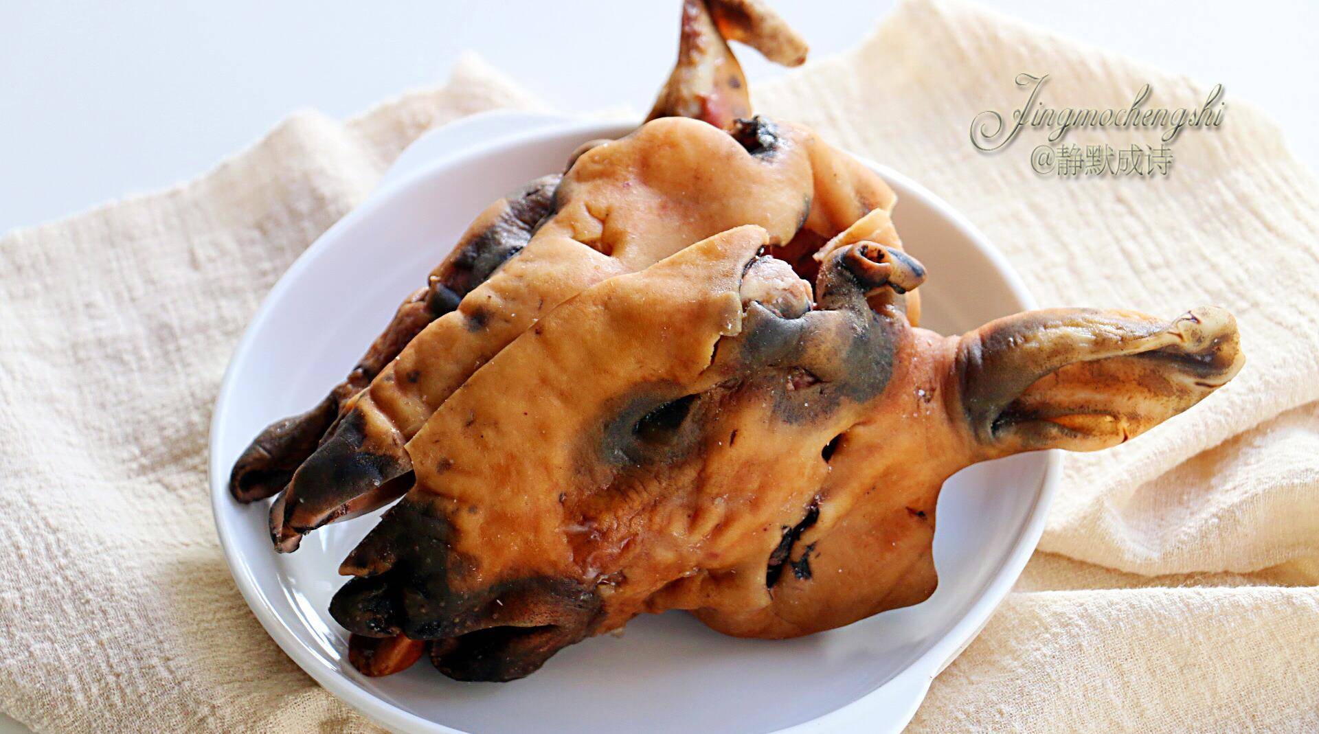 材料有:熟羊头肉,葱姜蒜,香菜,干辣椒,油盐,酱油,黄酒.