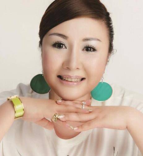因自幼喜爱表演艺术,便在很小的时候拜师京韵大鼓李树盛等人,骆玉笙也