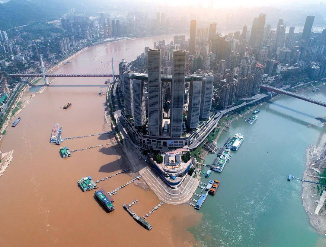 两江交汇的朝天门江流石不转渝中半岛便是重庆中