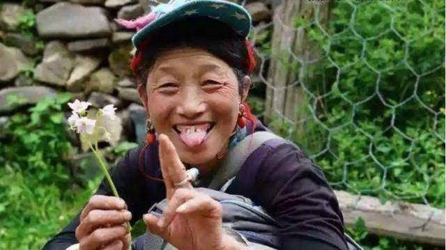 在西藏旅行时，随处可见有人向你吐舌头，竟不是因为看不起你？