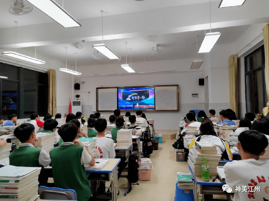 崇左市江州区高级中学观看《开学第一课》_节目_微观世界_时代