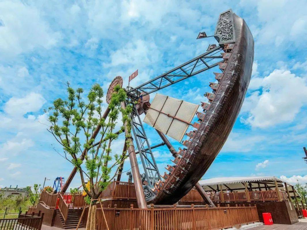 投影技术的多媒体功夫秀无极幻影真人剧场演艺惊天奇案轮番上演,全家