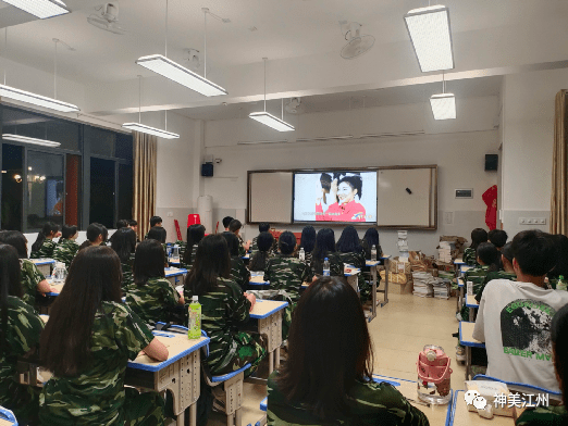 崇左市江州区高级中学观看《开学第一课》_节目_微观世界_时代