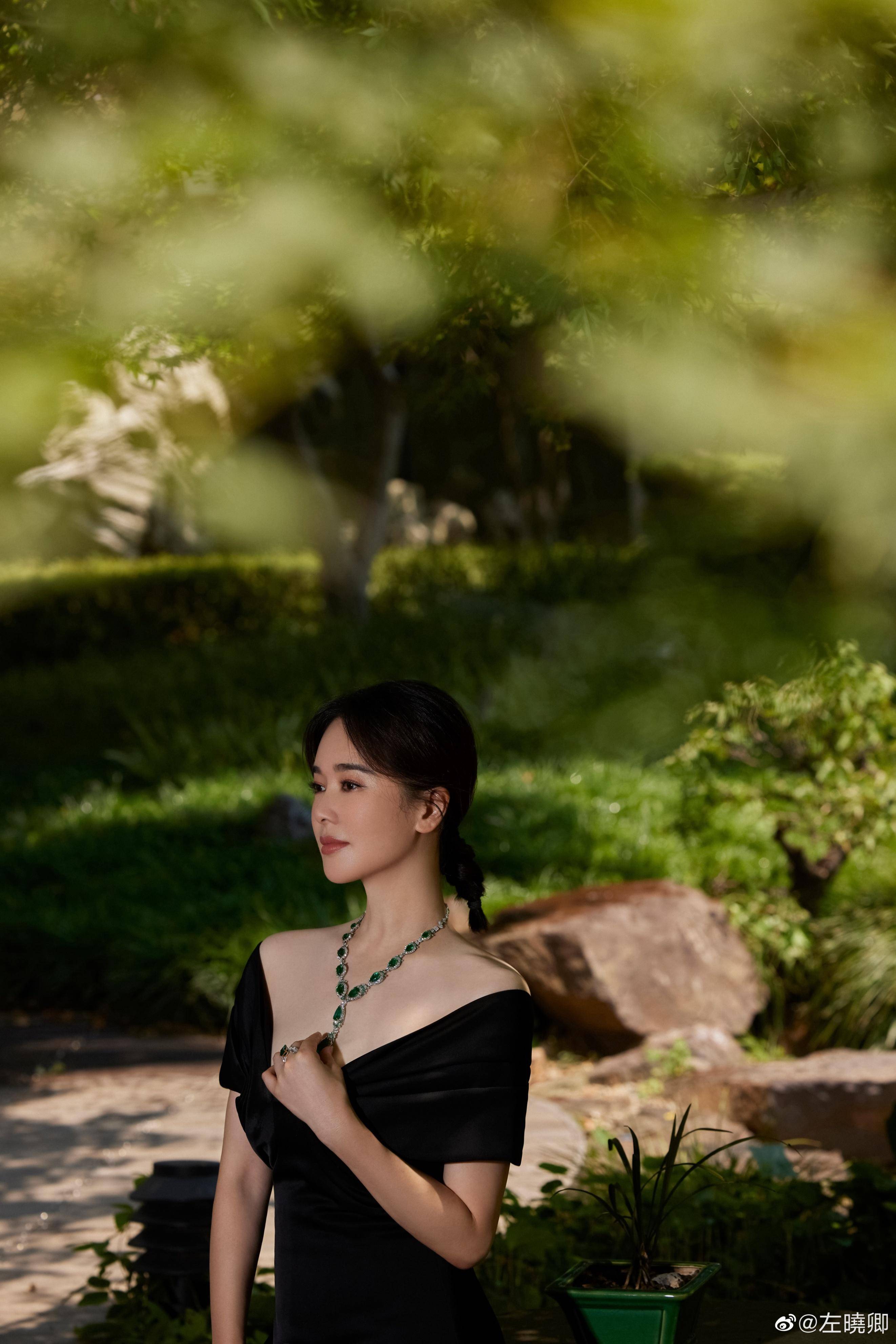 45岁左小青晒珠光宝气好身材 真是妙不可言